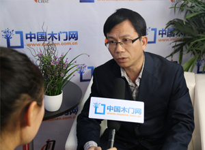 伟爵木门:专注原木定制,大力扶持经销商,共谋发展